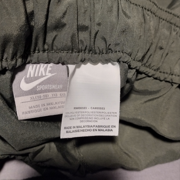 Nike Sportswear - Picture 9 of 9